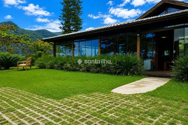 Casa à venda com 240m², 4 quartos, 3 suítes, 2 vagas no bairro Pântano do Sul em Florianópolis