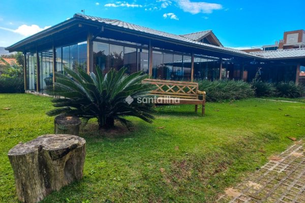 Casa à venda com 240m², 4 quartos, 3 suítes, 2 vagas no bairro Pântano do Sul em Florianópolis