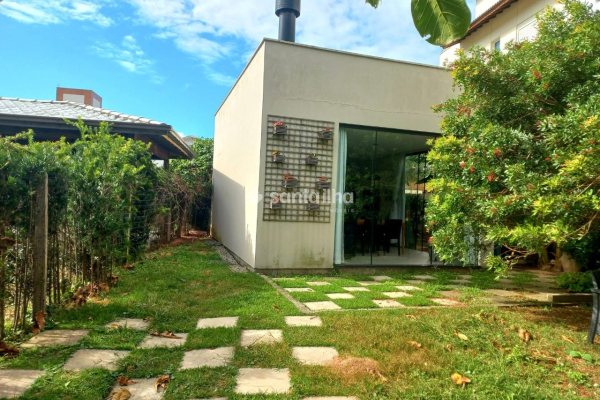 Casa à venda com 240m², 4 quartos, 3 suítes, 2 vagas no bairro Pântano do Sul em Florianópolis
