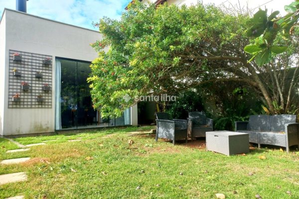 Casa à venda com 240m², 4 quartos, 3 suítes, 2 vagas no bairro Pântano do Sul em Florianópolis