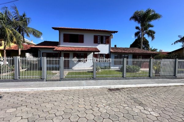 Casa à venda com 135m², 3 quartos, 1 suíte, 4 vagas no bairro Ribeirão da Ilha em Florianópolis