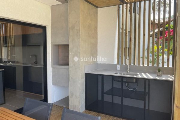 Casa para alugar com 118m², 3 quartos, 1 suíte, 2 vagas no bairro Campeche em Florianópolis