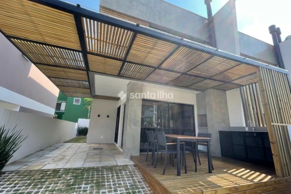 Casa para alugar com 118m², 3 quartos, 1 suíte, 2 vagas no bairro Campeche em Florianópolis