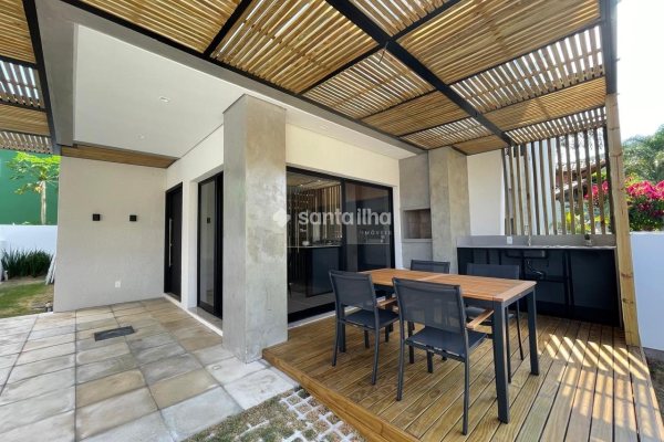 Casa para alugar com 118m², 3 quartos, 1 suíte, 2 vagas no bairro Campeche em Florianópolis
