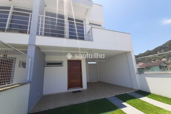 Casa à venda com 153m², 3 quartos, 1 suíte, 2 vagas no bairro Ribeirão da Ilha em Florianópolis