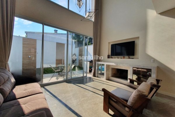 Casa à venda com 176m², 4 quartos, 4 suítes, 2 vagas no bairro Campeche em Florianópolis