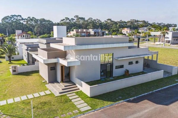 Casa à venda com 140m², 4 quartos, 2 suítes, 3 vagas no bairro Rio Vermelho em Florianópolis