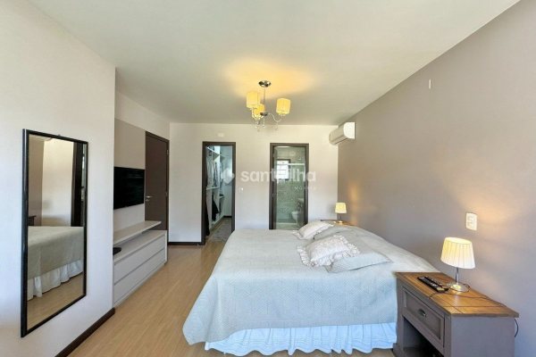 Casa à venda com 220m², 4 quartos, 2 suítes, 2 vagas no bairro Córrego Grande em Florianópolis