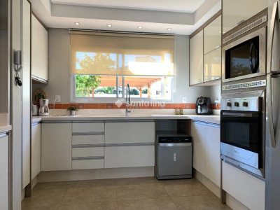 Casa à venda com 175m², 4 quartos, 2 suítes, 2 vagas no bairro Campeche em Florianópolis - Foto 4