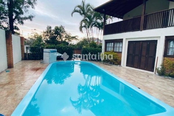 Casa à venda com 200m², 4 quartos, 2 suítes, 1 vaga no bairro Campeche em Florianópolis
