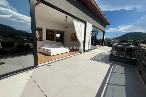 Cobertura à venda com 294m², 3 quartos, 3 suítes, 2 vagas no bairro Campeche em Florianópolis