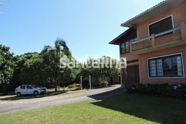 Casa à venda com 346m², 6 quartos, 4 vagas no bairro Campeche em Florianópolis