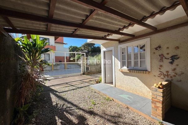 Casa à venda com 100m², 4 quartos, 2 vagas no bairro Rio Tavares em Florianópolis
