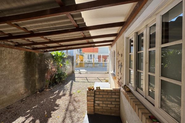 Casa à venda com 100m², 4 quartos, 2 vagas no bairro Rio Tavares em Florianópolis