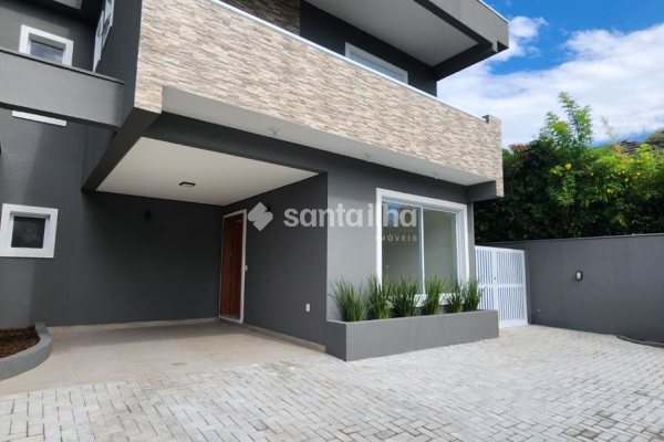 Casa à venda com 162m², 3 quartos, 1 suíte, 3 vagas no bairro Porto da Lagoa em Florianópolis
