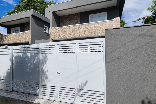 Casa à venda com 162m², 3 quartos, 1 suíte, 3 vagas no bairro Porto da Lagoa em Florianópolis