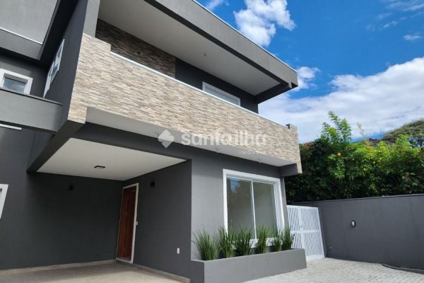 Casa à venda com 162m², 3 quartos, 1 suíte, 3 vagas no bairro Porto da Lagoa em Florianópolis