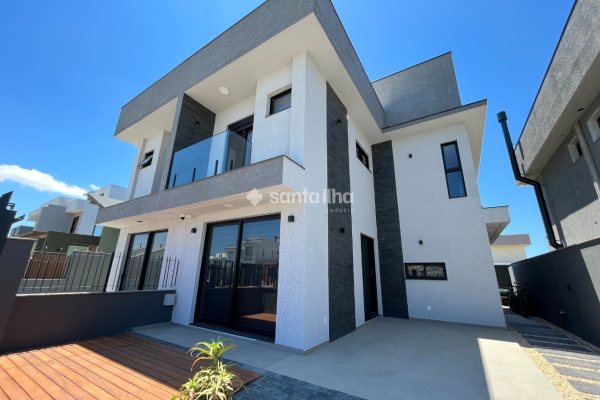 Casa para alugar ou comprar com 158m², 3 quartos, 3 suítes, 2 vagas no bairro Campeche em Florianópolis