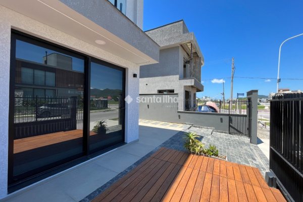 Casa para alugar ou comprar com 158m², 3 quartos, 3 suítes, 2 vagas no bairro Campeche em Florianópolis