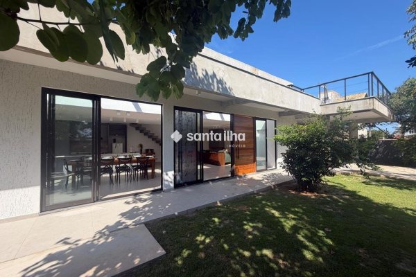 Casa à venda com 550m², 6 quartos, 6 suítes, 6 vagas no bairro Campeche em Florianopolis
