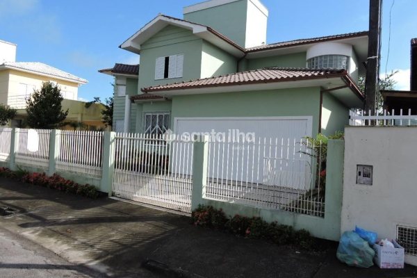 Casa à venda com 245m², 4 quartos, 1 suíte, 2 vagas no bairro Campeche em Florianópolis
