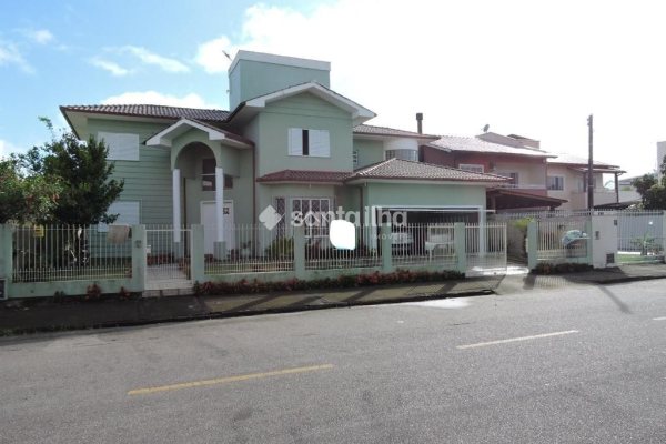 Casa à venda com 245m², 4 quartos, 1 suíte, 2 vagas no bairro Campeche em Florianópolis