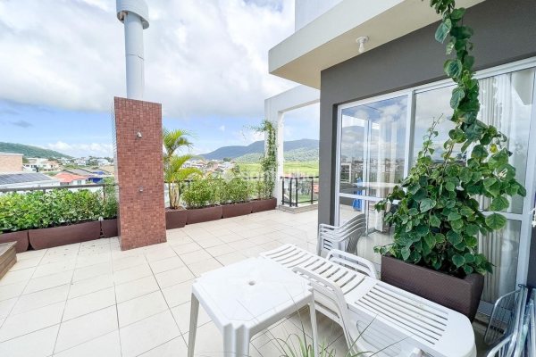Cobertura à venda com 118m², 2 quartos, 1 suíte, 2 vagas no bairro Campeche em Florianópolis