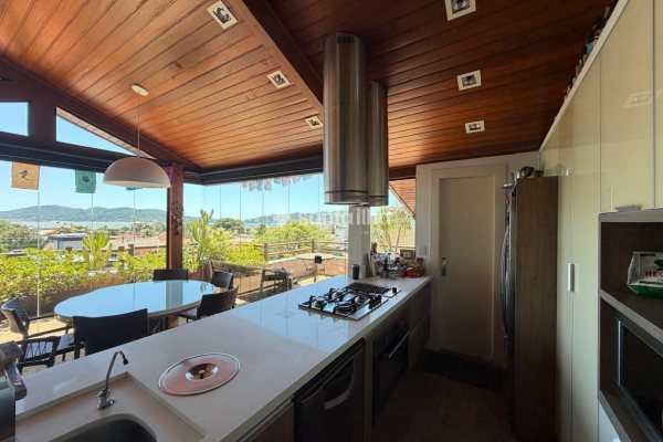 Cobertura à venda com 131m², 3 quartos, 3 suítes, 2 vagas no bairro Lagoa da Conceição em Florianópolis