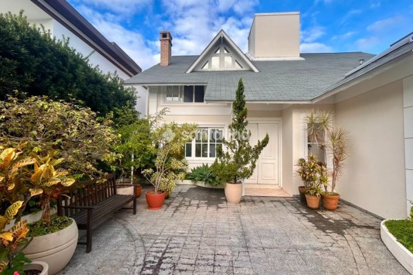 Casa à venda com 240m², 4 quartos, 2 suítes, 2 vagas no bairro Novo Campeche em Florianópolis