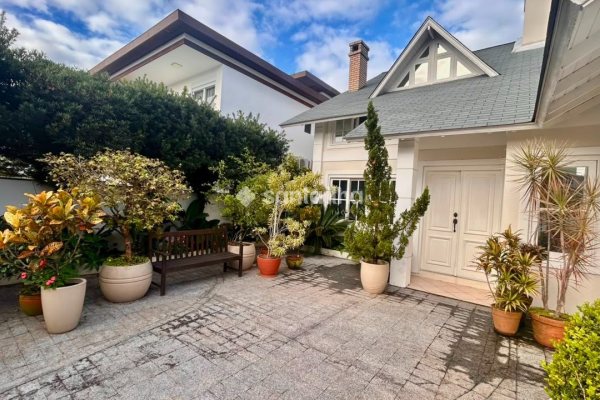 Casa à venda com 240m², 4 quartos, 2 suítes, 2 vagas no bairro Novo Campeche em Florianópolis
