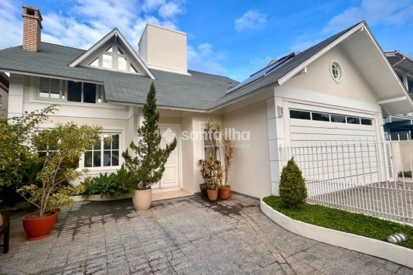 Casa à venda com 240m², 4 quartos, 2 suítes, 2 vagas no bairro Novo Campeche em Florianópolis
