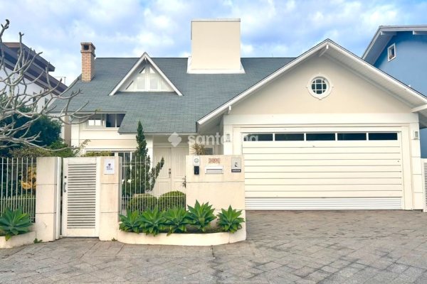 Casa à venda com 240m², 4 quartos, 2 suítes, 2 vagas no bairro Novo Campeche em Florianópolis