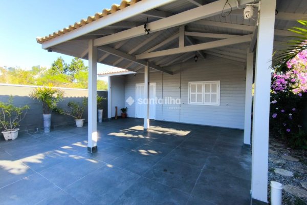Casa à venda com 96m², 2 quartos, 1 suíte, 1 vaga no bairro Campeche em Florianópolis