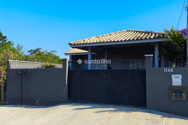 Casa à venda com 96m², 2 quartos, 1 suíte, 1 vaga no bairro Campeche em Florianópolis