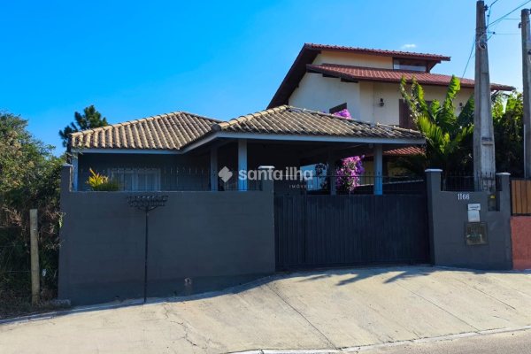 Casa à venda com 96m², 2 quartos, 1 suíte, 1 vaga no bairro Campeche em Florianópolis