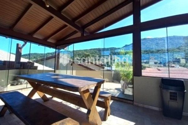 Casa para alugar com 220m², 4 quartos, 2 vagas no bairro Lagoa da Conceição em Florianópolis