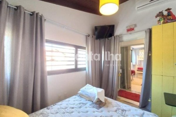 Casa para alugar com 220m², 4 quartos, 2 vagas no bairro Lagoa da Conceição em Florianópolis