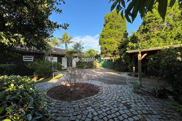 Casa à venda com 700m², 4 quartos, 4 suítes, 2 vagas no bairro Lagoa da Conceição em Florianópolis