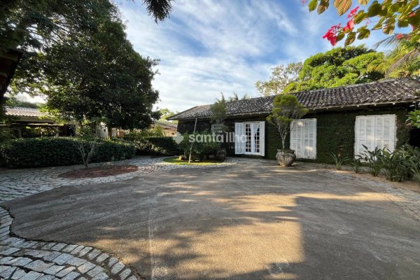 Casa à venda com 700m², 4 quartos, 4 suítes, 2 vagas no bairro Lagoa da Conceição em Florianópolis