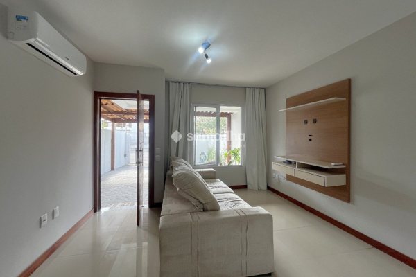 Casa para alugar com 137m², 3 quartos, 1 suíte, 2 vagas no bairro Campeche em Florianópolis