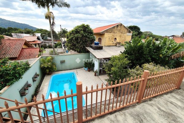 Casa à venda com 443m², 3 quartos, 1 suíte, 1 vaga no bairro Rio Tavares em Florianópolis