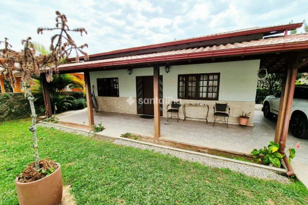 Casa à venda com 443m², 3 quartos, 1 suíte, 1 vaga no bairro Rio Tavares em Florianópolis