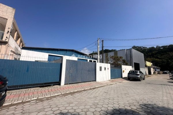 Galpão à venda com 400m², 4 vagas no bairro Rio Tavares em Florianópolis