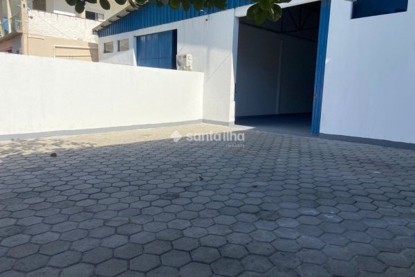 Galpão à venda com 400m², 4 vagas no bairro Rio Tavares em Florianópolis