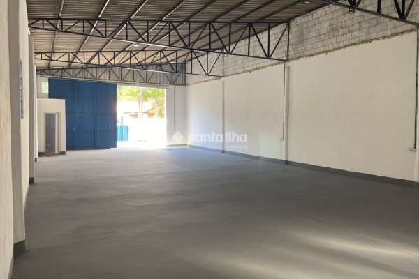 Galpão à venda com 400m², 4 vagas no bairro Rio Tavares em Florianópolis