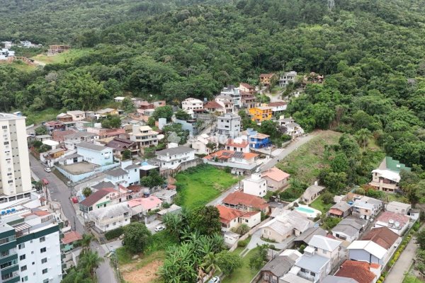 Casa à venda com 263m², 4 quartos, 1 suíte, 2 vagas no bairro Itacorubi em Florianópolis