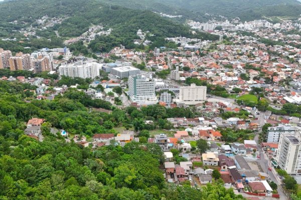 Casa à venda com 263m², 4 quartos, 1 suíte, 2 vagas no bairro Itacorubi em Florianópolis