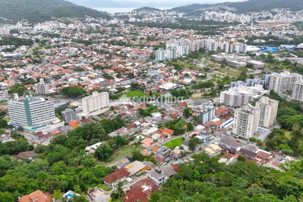 Casa à venda com 263m², 4 quartos, 1 suíte, 2 vagas no bairro Itacorubi em Florianópolis