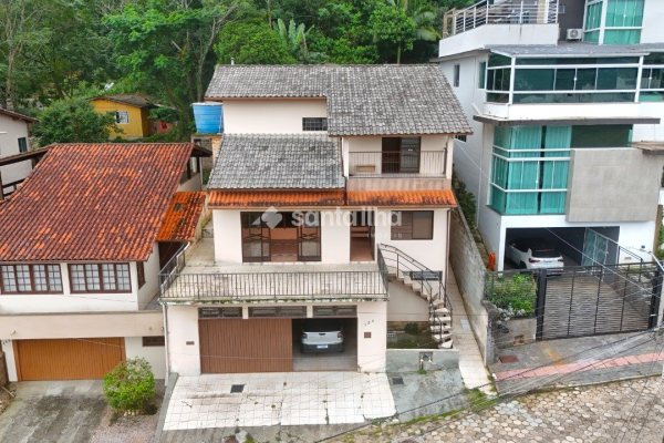Casa à venda com 263m², 4 quartos, 1 suíte, 2 vagas no bairro Itacorubi em Florianópolis