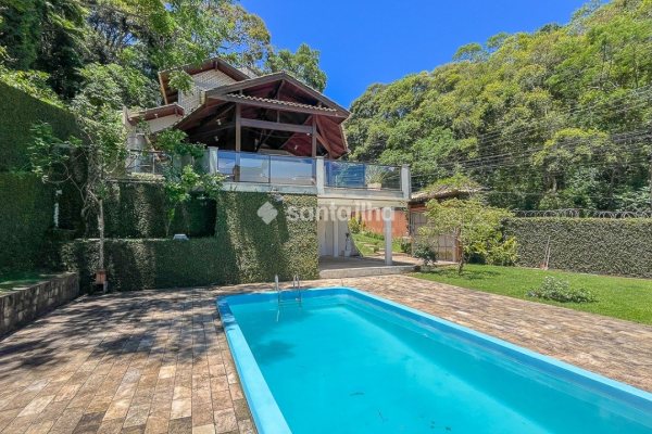 Casa à venda com 178m², 4 quartos, 4 suítes, 4 vagas no bairro Centro em Florianópolis